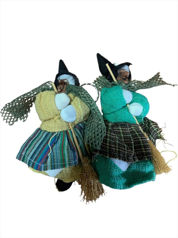 BRUJA LLAVERO COLGANTE CON ESCOBA