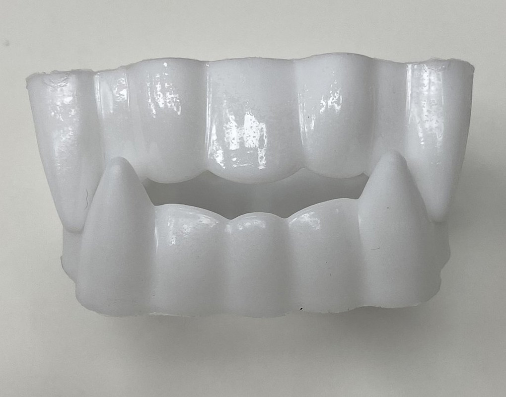 DIENTES DE VAMPIRO BLANCOS